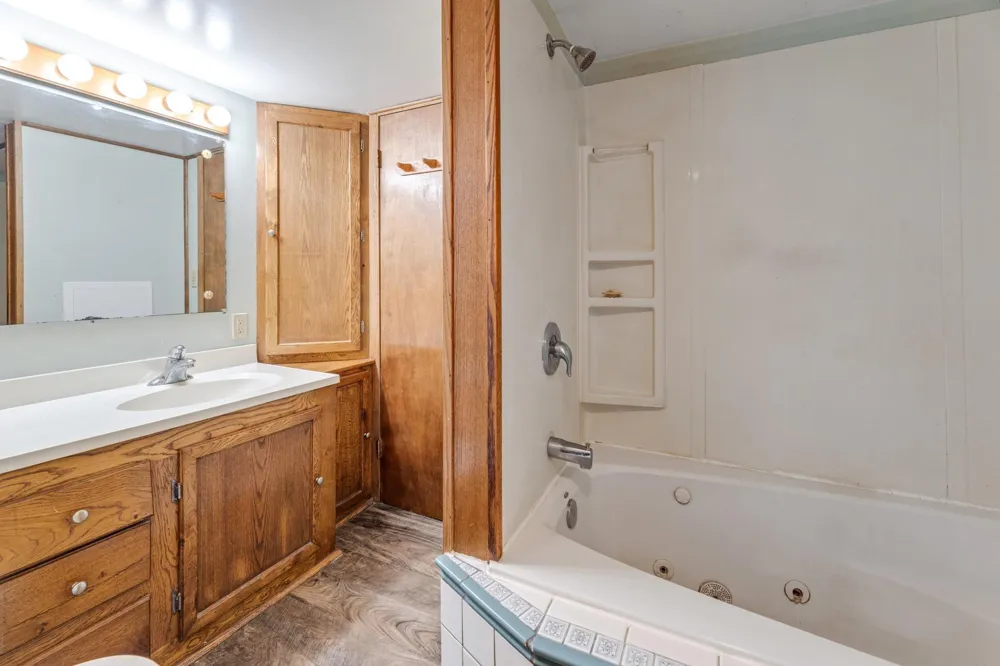 476 S Main Street Fountain City, WI 54629