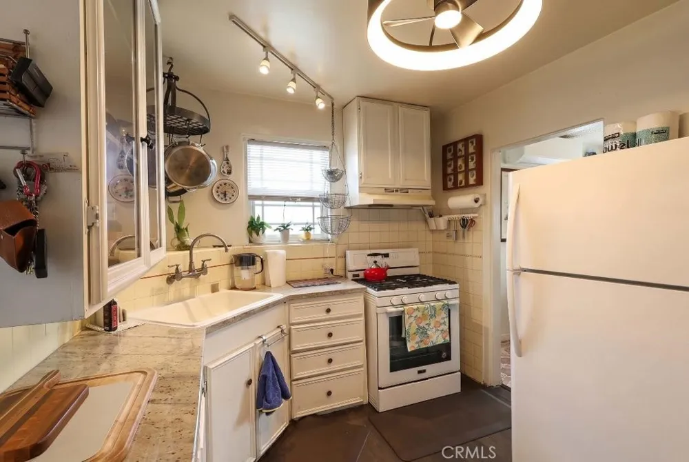 1229 S Flower Santa Ana, CA 92707