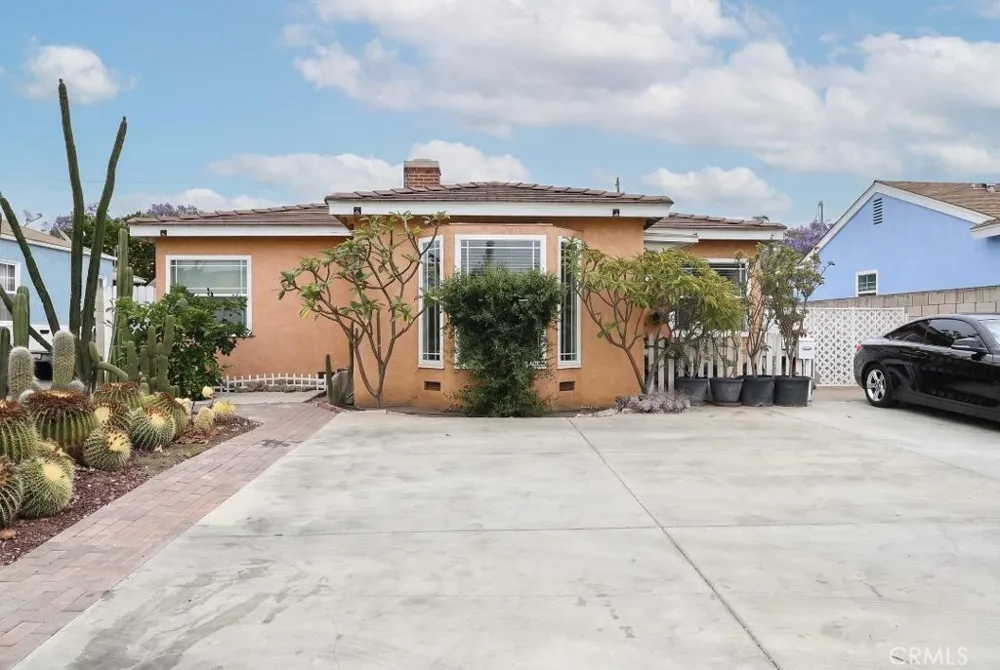 1229 S Flower Santa Ana, CA 92707