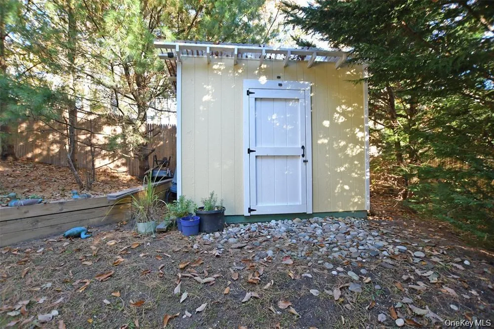 64 Glen Road Baiting Hollow, NY 11933