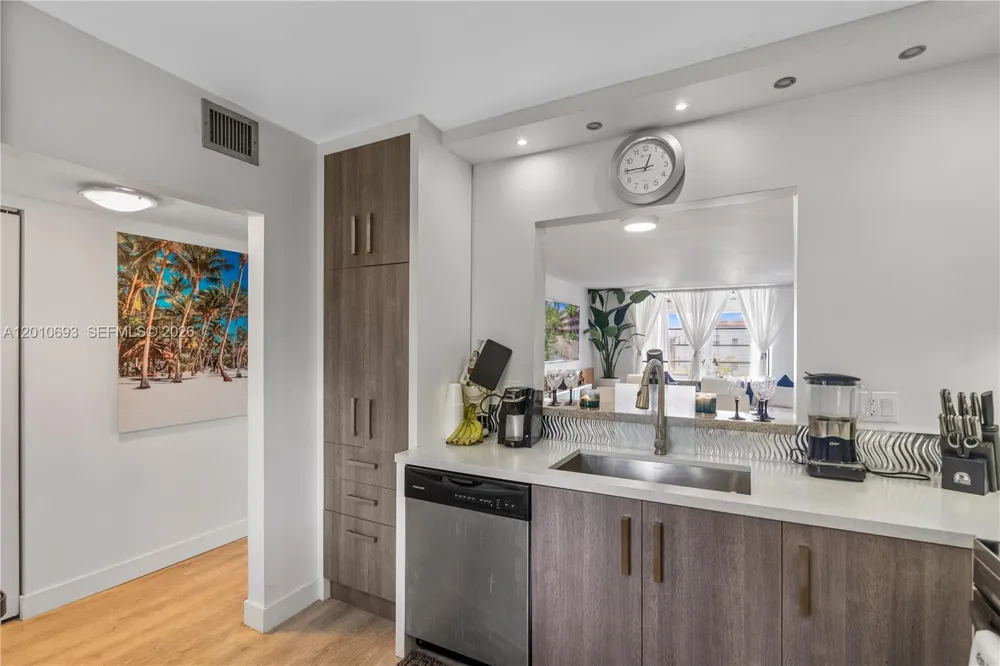 2850 Somerset Dr #410L Lauderdale Lakes, FL 33311