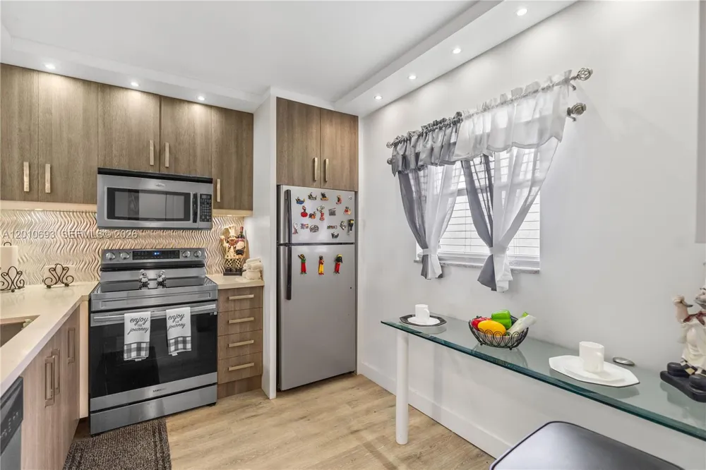 2850 Somerset Dr #410L Lauderdale Lakes, FL 33311