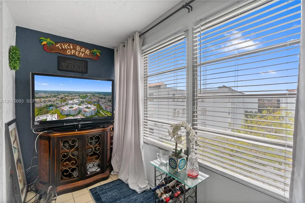 2850 Somerset Dr #410L Lauderdale Lakes, FL 33311