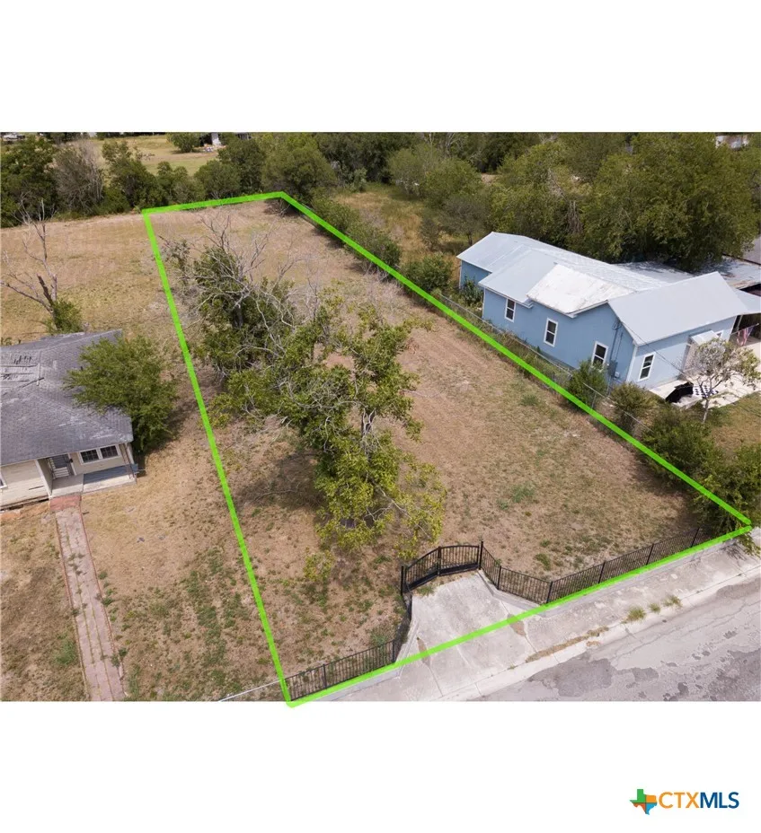 7 W Seideman Street Seguin, TX 78155