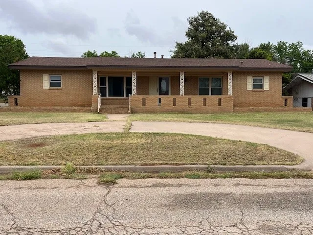 901 E Burnside Street Rotan, TX 79546