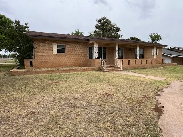 901 E Burnside Street Rotan, TX 79546