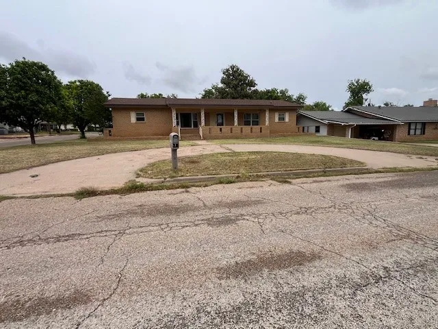901 E Burnside Street Rotan, TX 79546
