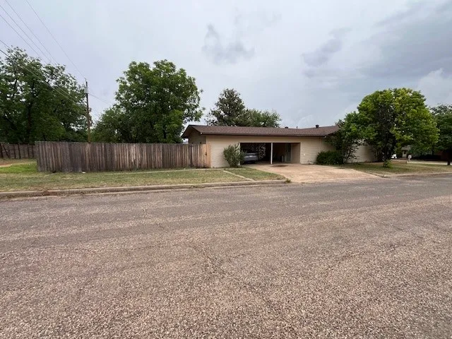 901 E Burnside Street Rotan, TX 79546