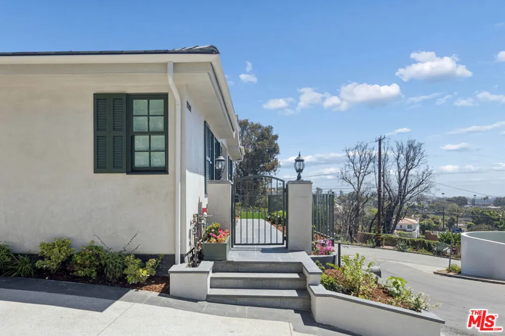 15201 Mc Kendree Avenue Pacific Palisades, CA 90272