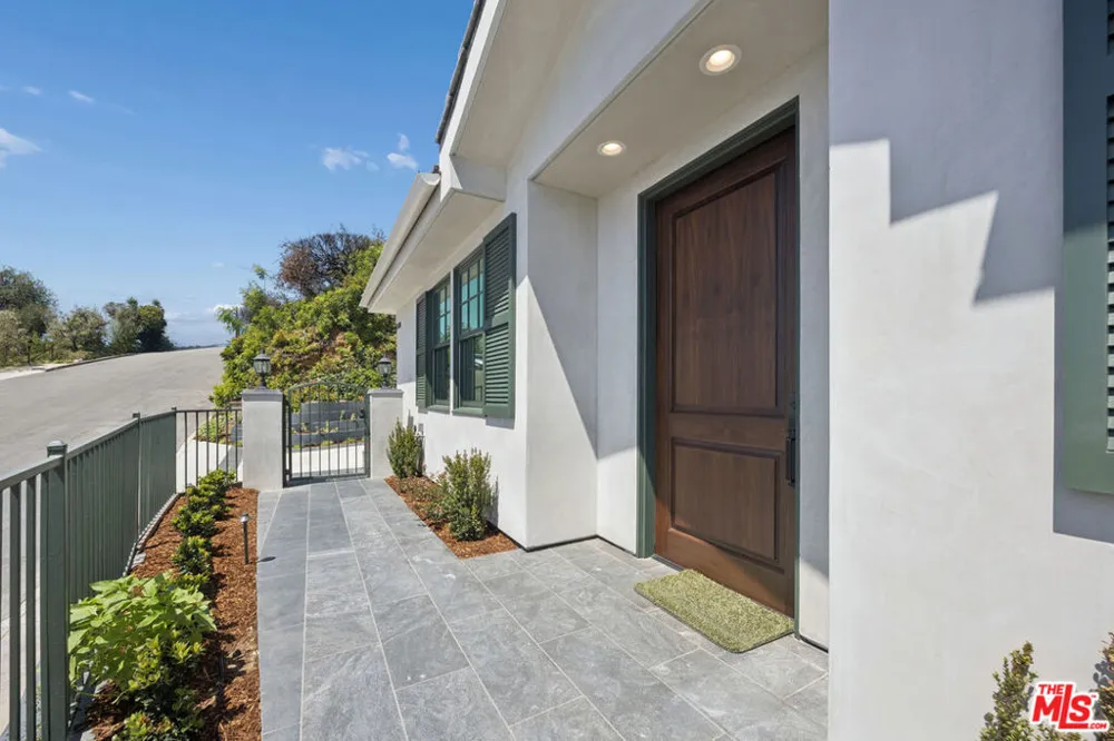 15201 Mc Kendree Avenue Pacific Palisades, CA 90272