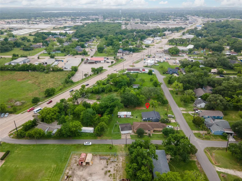 507 Cemetery Street Clute, TX 77531