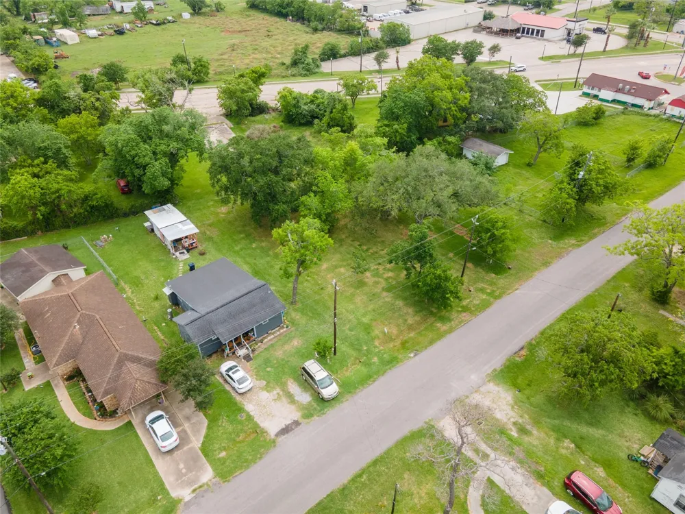 507 Cemetery Street Clute, TX 77531