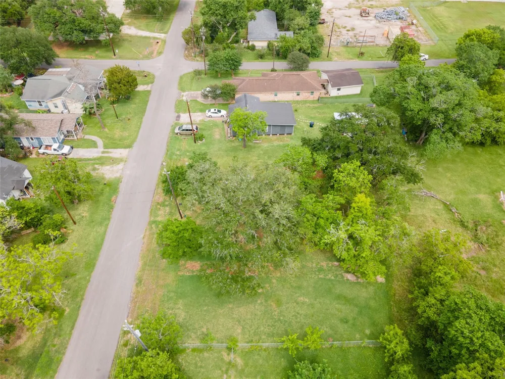 507 Cemetery Street Clute, TX 77531