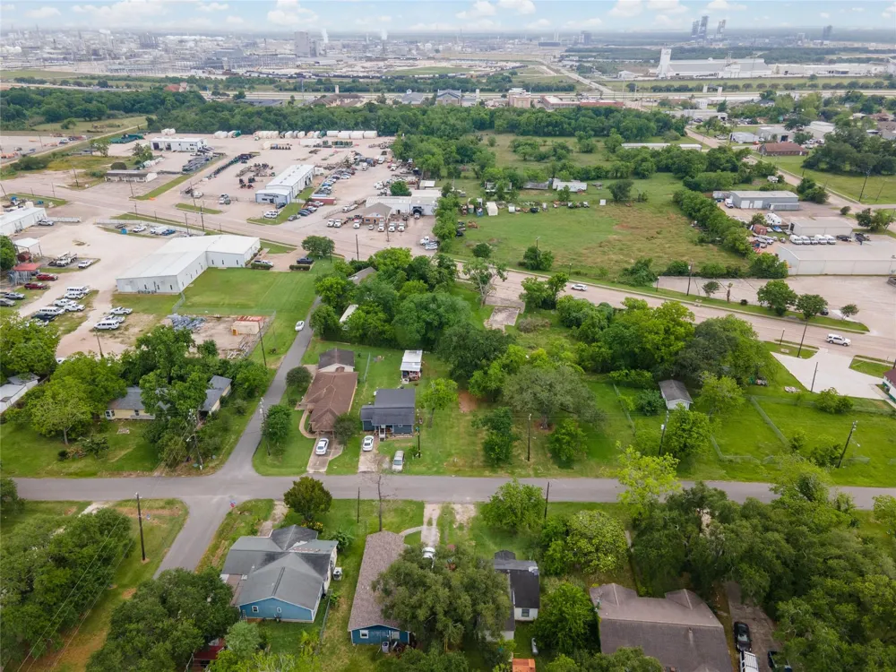 507 Cemetery Street Clute, TX 77531