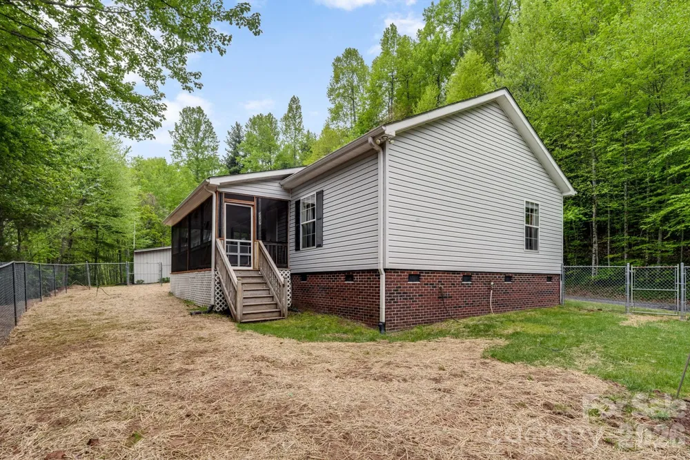 3287 Cabin Creek Road Zirconia, NC 28790