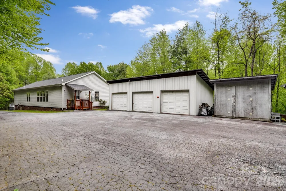 3287 Cabin Creek Road Zirconia, NC 28790