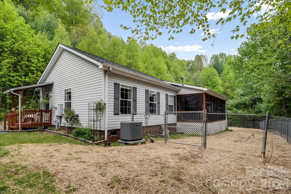 3287 Cabin Creek Road Zirconia, NC 28790