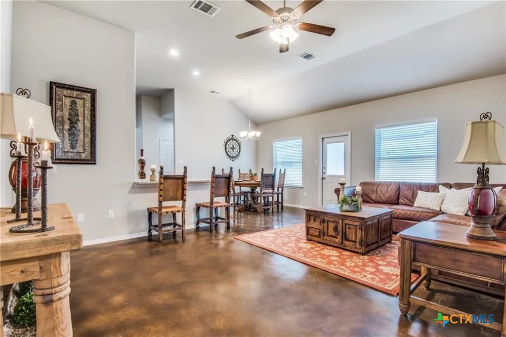 1112 Renee Way Seguin, TX 78155