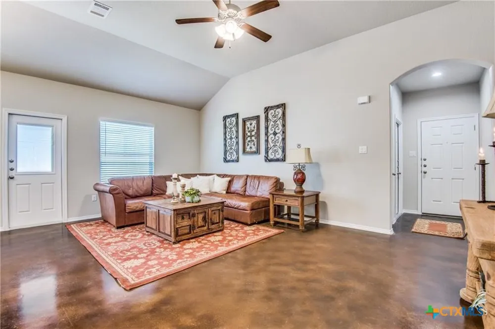 1112 Renee Way Seguin, TX 78155