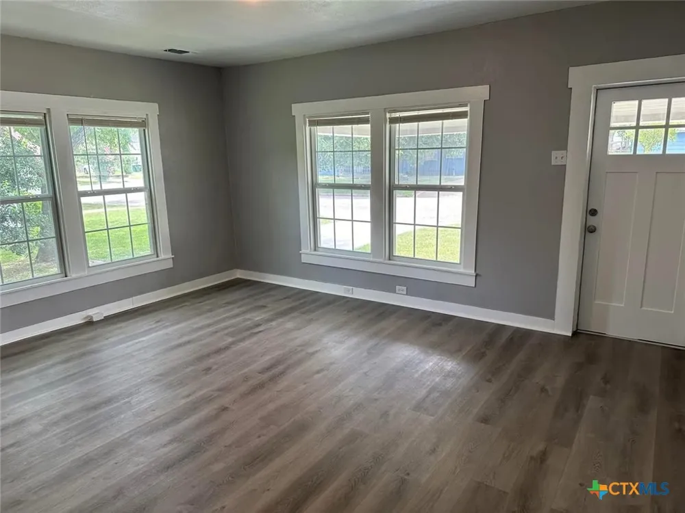 113 Middle Street Flatonia, TX 78941