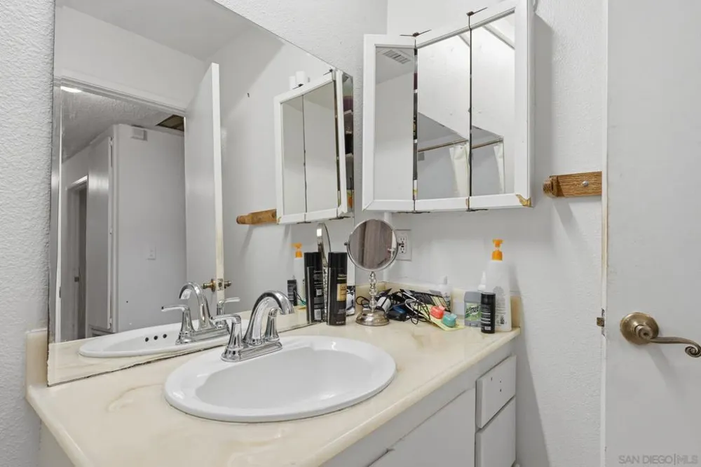 707 Granada Vista, CA 92083
