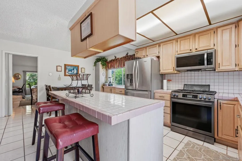 707 Granada Vista, CA 92083