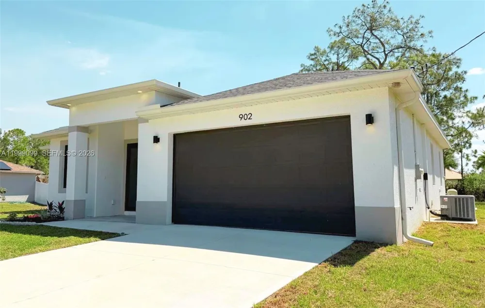 902 MAGNOLIA AVE Lehigh Acres, FL 33972