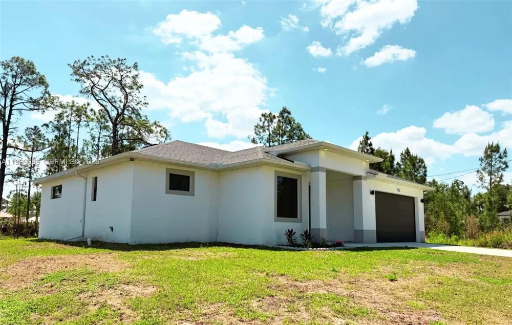 902 MAGNOLIA AVE Lehigh Acres, FL 33972