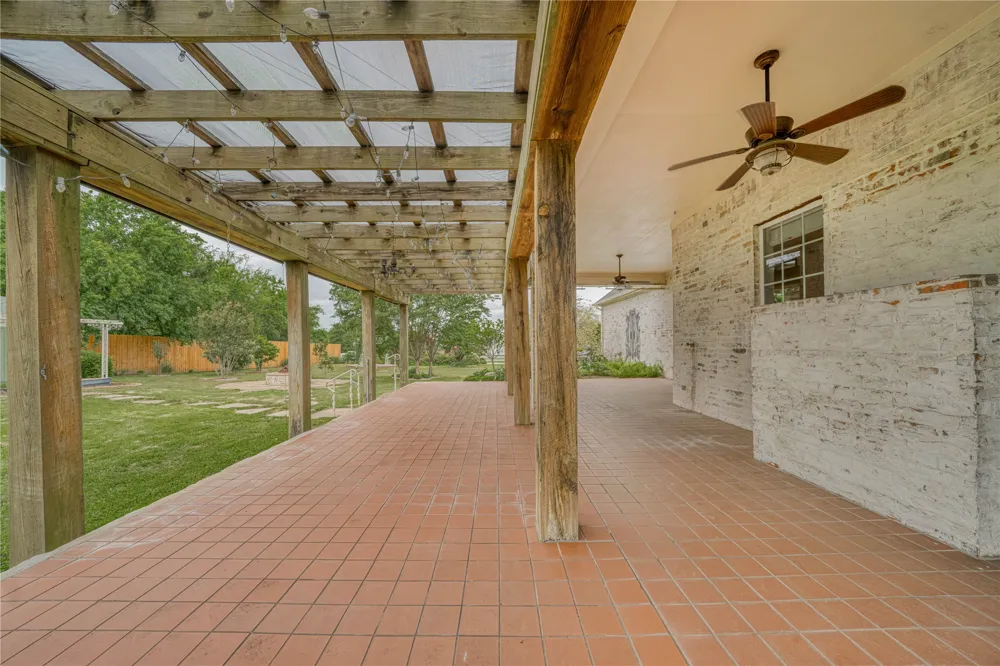 15 W Elmwood Corner Mount Vernon, TX 75457