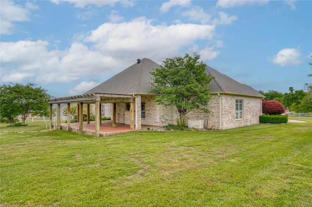 15 W Elmwood Corner Mount Vernon, TX 75457