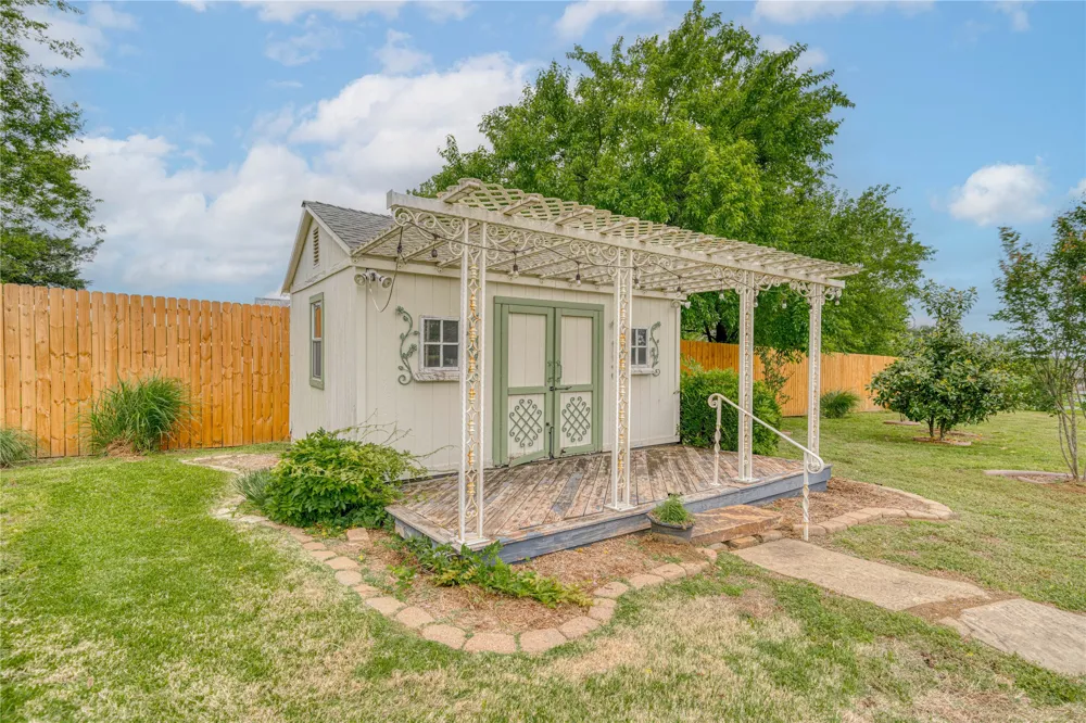 15 W Elmwood Corner Mount Vernon, TX 75457
