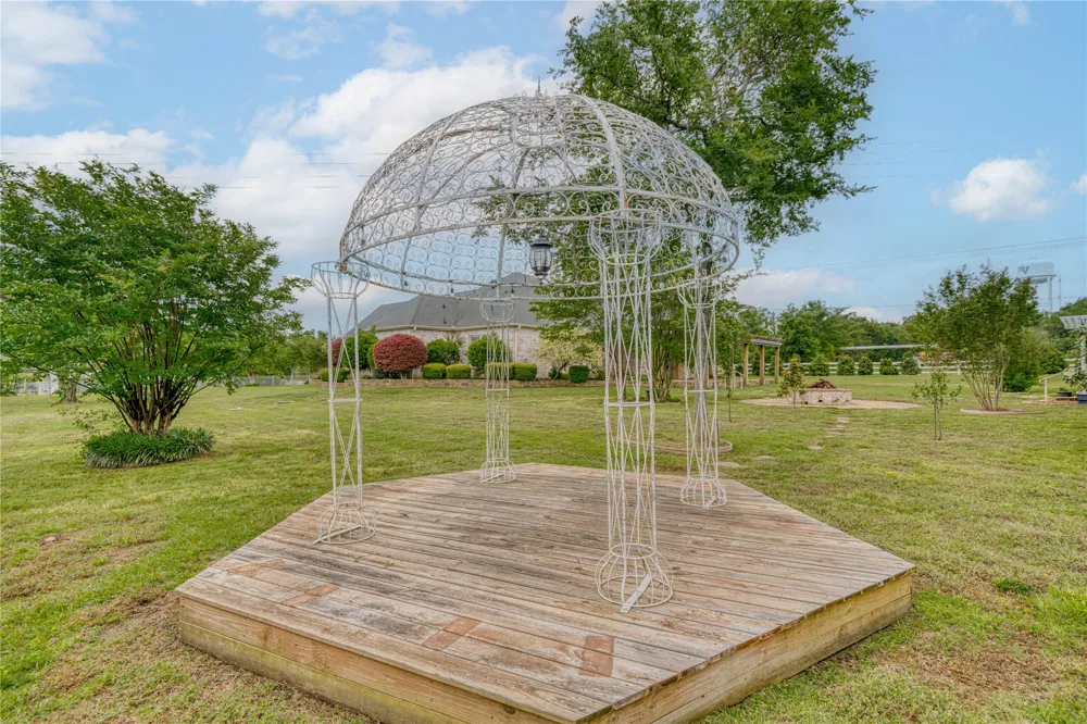 15 W Elmwood Corner Mount Vernon, TX 75457