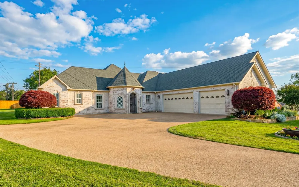 15 W Elmwood Corner Mount Vernon, TX 75457