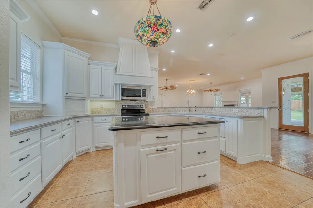 15 W Elmwood Corner Mount Vernon, TX 75457