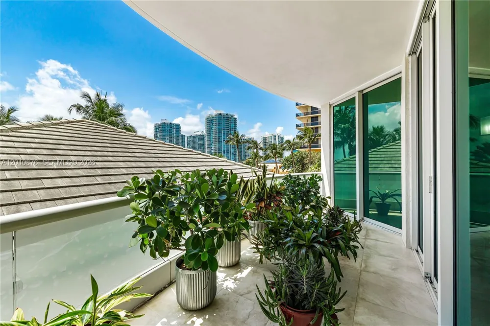 16051 Collins Ave #403 Sunny Isles Beach, FL 33160