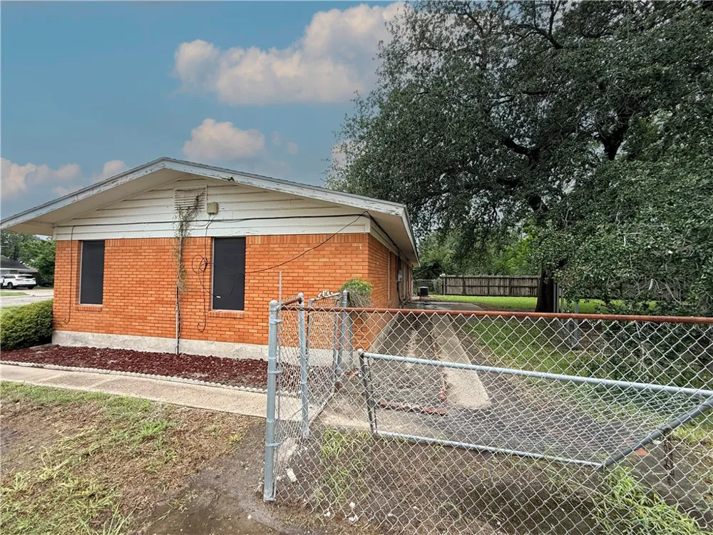 612 Short Street Sinton, TX 78387
