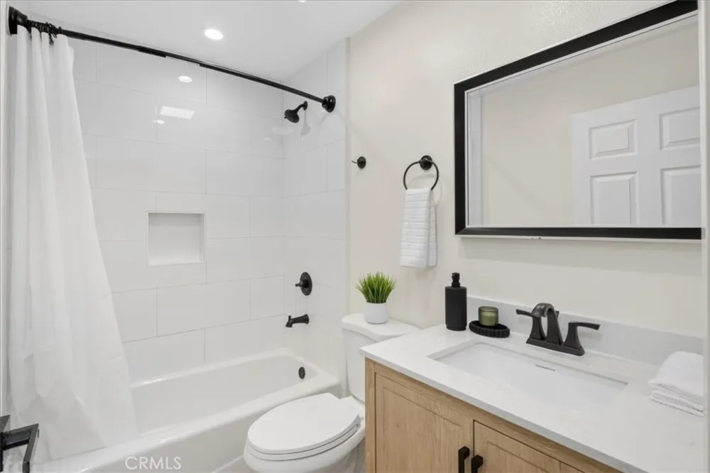 16619 Lake Avenue Paramount, CA 90723