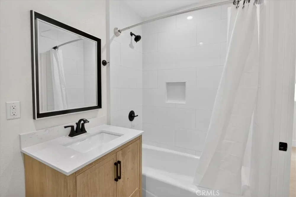 16619 Lake Avenue Paramount, CA 90723