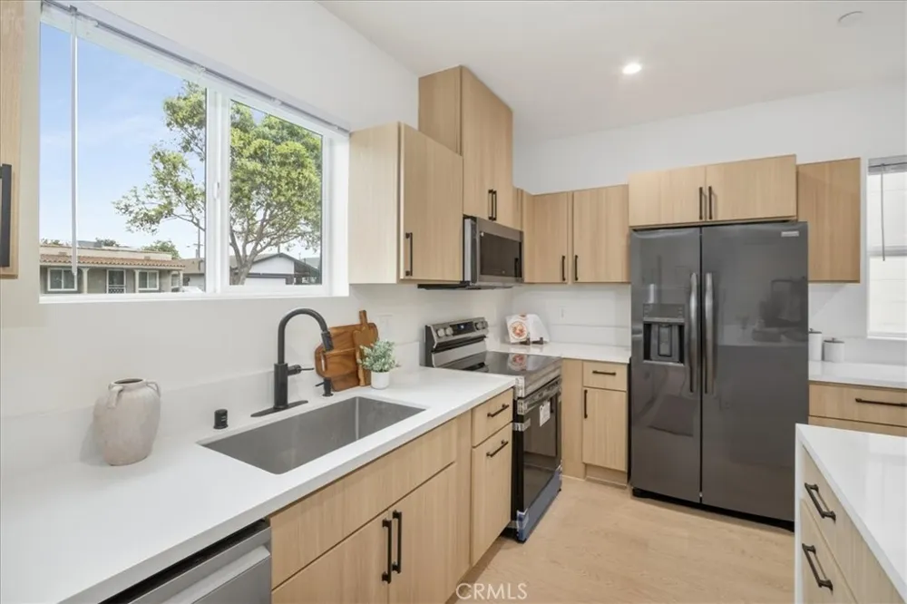 16619 Lake Avenue Paramount, CA 90723