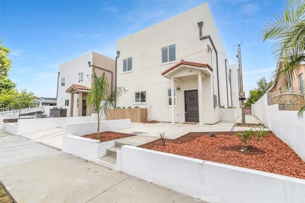 16619 Lake Avenue Paramount, CA 90723