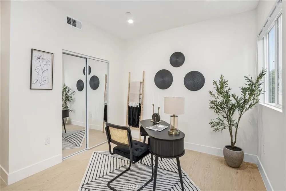 16619 Lake Avenue Paramount, CA 90723