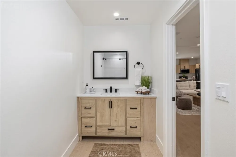 16619 Lake Avenue Paramount, CA 90723