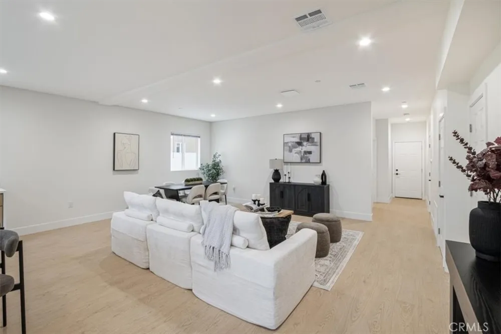 16619 Lake Avenue Paramount, CA 90723