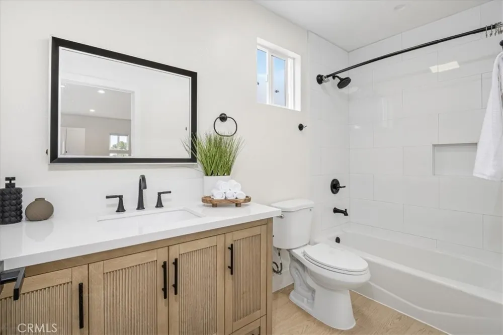 16619 Lake Avenue Paramount, CA 90723