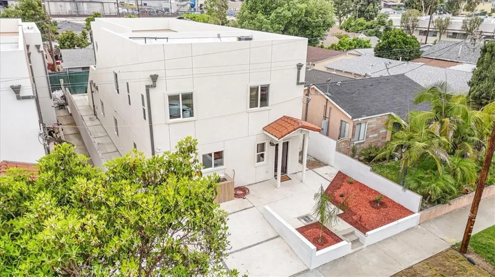 16619 Lake Avenue Paramount, CA 90723