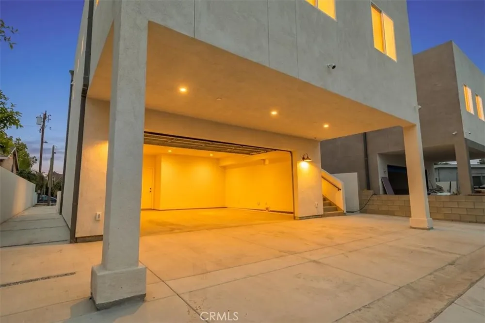 16619 Lake Avenue Paramount, CA 90723