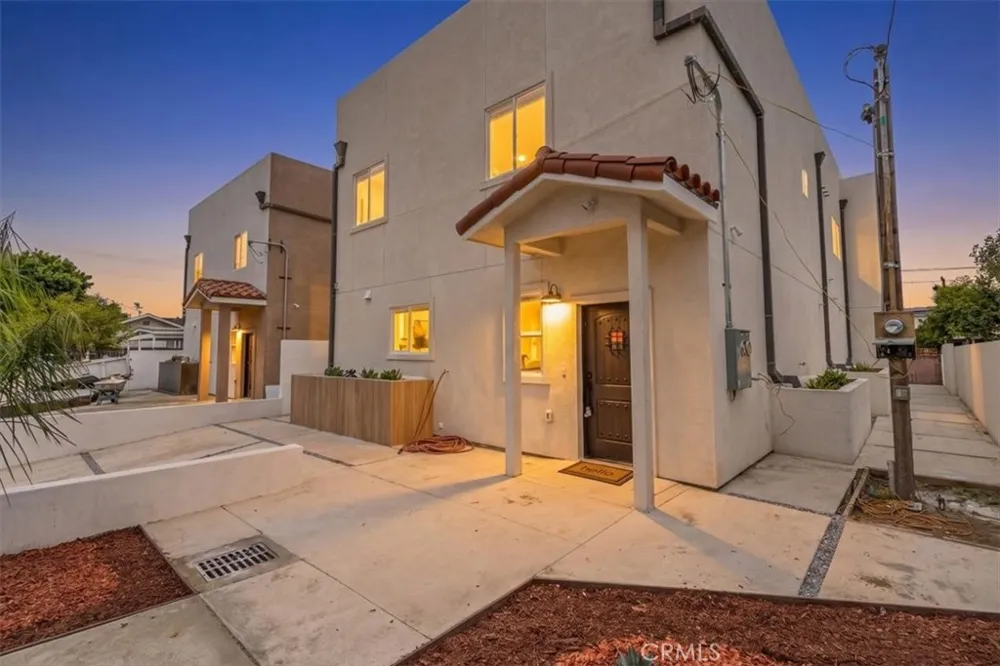 16619 Lake Avenue Paramount, CA 90723