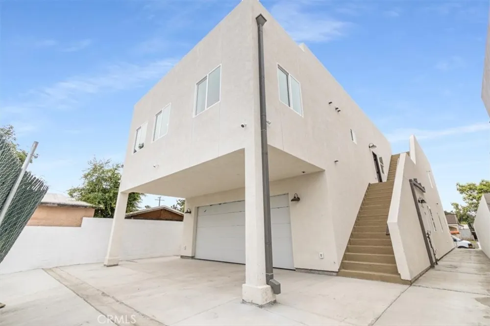 16619 Lake Avenue Paramount, CA 90723