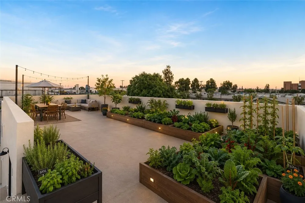16619 Lake Avenue Paramount, CA 90723