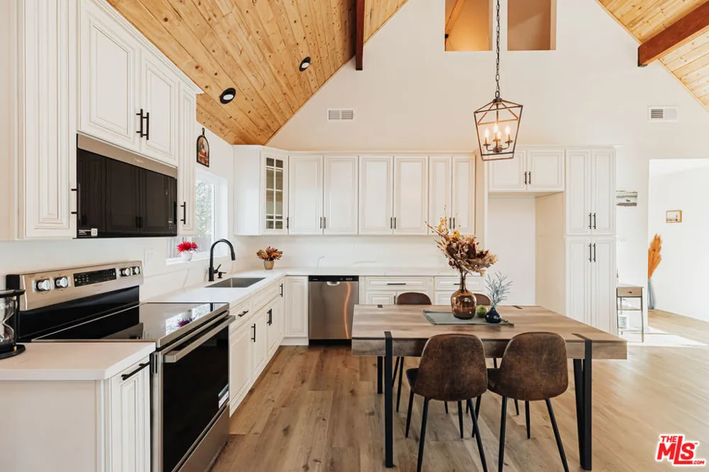 630 Victoria Lane Sugarloaf, CA 92386